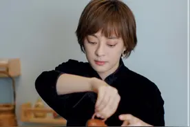 38岁孙俪晒近照，脸型瘦削两颊凹陷，一身黑衣闭眼品茶好享受图片
