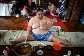 日本相扑手那么胖，每天要吃多少东西？网友：胖是有道理的图片