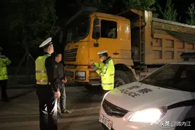 工程车夜间噪音扰民，交警联合城管重点整治——图片