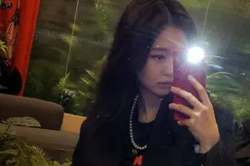 Jennie的对镜自拍 ​​​，黑色西装搭珍珠项链，帅气又不失优雅图片