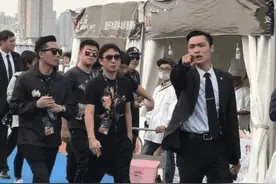 王思聪独自一人在小饭馆就餐，网友：其实周围全是便衣保镖图片
