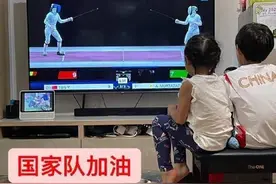 郭晶晶去给奥运裁判打分，霍启刚带娃吃快餐，这个真豪门太欢乐了图片