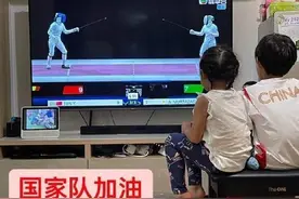 郭晶晶去给奥运裁判打分，霍启刚带娃吃快餐，这个真豪门太欢乐了图片