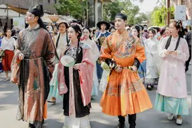 各种爆款玩出圈！这届年轻人追捧的“国潮”，到底是什么？图片