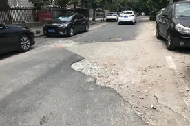 路面坑洼，尘土飞扬，积水熏人，海口市民表示：“宁愿绕远路也不想走盐灶路。”图片