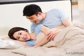 父母“亲密”时被女儿发现，妈妈回避不吭声，爸爸高情商教育获赞图片