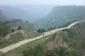 中国第一部奥斯卡提名最佳外语片的导演，张艺谋说愿为他肝脑涂地图片