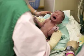 婴儿出生都是哭而不是笑，是知道自己来受苦吗？科学解释引人深思图片