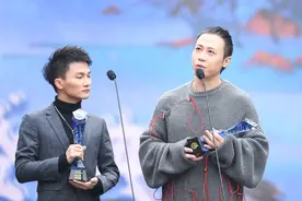 “宝藏男孩”周深冷淡风穿搭，1米6的个子气场全开图片