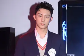 型男黄景瑜，他的风衣穿搭太有男人味图片