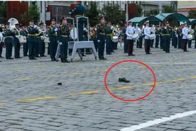 俄罗斯女兵阅兵仪式中踢掉了鞋子，舰队司令：我会亲自奖励她图片