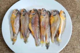 炸鱼时，有人裹面粉，有人直接下油锅，教你正确做法，金黄又酥脆图片