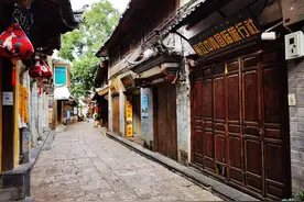 实拍疫情下的丽江古城现状，多数商铺关门，街道冷清游客稀少图片