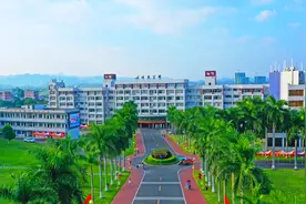 广东云浮的一所大学，不位于市辖区，位于县级市内图片