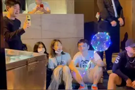 王思聪现身酒吧异性围绕！天黑载一车美女离开，满面春风被疑选妃图片