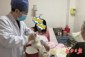 高危孕妇独自拖行李箱住院 ，产科医生接生后又为她包肉包子图片