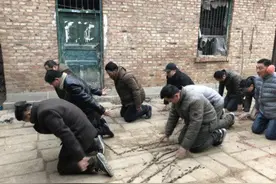 山东男人过年集体下跪长辈被嘲讽，真的是软骨病发作么？图片