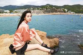 有种“腿精”叫迪丽热巴，大小腿都一样细，叫“筷子腿”都觉得粗图片