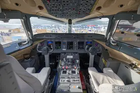 万米高空的办公室 来看看飞机驾驶舱是什么样的图片
