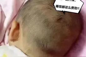 宝宝睡觉出汗不一定是缺钙，家长别慌，记住三个“关键词”很实用图片