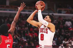 拉文32分鲍尔17+10+10公牛大胜鹈鹕！英格拉姆26+8+8图片