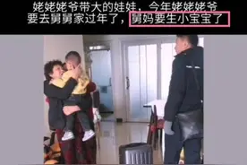 要去带孙子了，姥姥抱着带了3年的外孙流泪，嘴里念“我还回来”图片