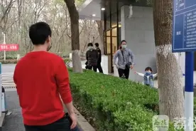 春暖花开 英雄归来丨2岁宝宝想冲进隔离点：“爸爸，要抱抱！”图片