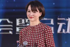董卿的气质一般人真比不了，即使穿“老气上衣”也很美，优雅大气图片