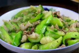 炒丝瓜翠绿好吃有诀窍，多加这一步，营养不发黑，滑嫩美味又解馋图片