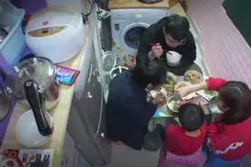 这就是香港的穷人：月入过万，一家4口却只能住5平方，挤厕所吃饭图片