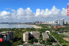 清澜半岛，蓝天白云大海椰林鲜花簇拥的小区，太漂亮了图片