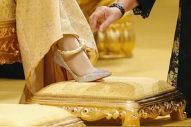 文莱小王子的奢华婚礼：新娘手拿“宝石捧花”，水晶鞋配黄金脚环图片
