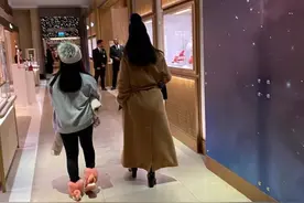 李湘一家三口游英国，王诗龄穿瘦裤粗腿抢镜，李湘背影壮硕又胖了图片