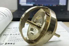 用黄铜做一款陀螺仪，满满的金属质感。图片