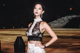 克拉拉身材比例真好，衣服款式"透亮"又时髦，“蕾丝”长裙更抢镜图片