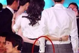 为了避嫌明星合影超小心，张艺兴邓超绅士手，而他暴露人品图片