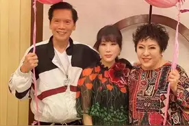 向太越来越时髦，穿那么花的裙子还烫“泡面卷”，不土反而挺洋气图片