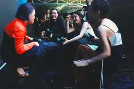 杨幂早期很随性，跟郭采洁蹲着聊天，谢依霖郭碧婷参与反差大图片