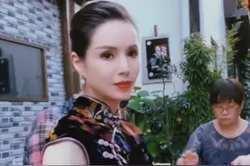 55岁李若彤穿旗袍大秀身材，肌肉线条太吸睛，曾因抑郁症拼命健身图片