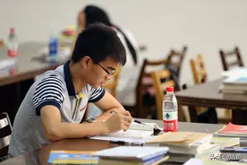 一名大学生来公司应聘，笔试面试成绩都是第一，我并没有录用他图片