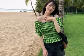李小璐贾乃亮真复合了？穿情侣裤大秀恩爱？图片