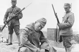 1940年一日本兵进村抢猪，被游击队活捉，队长：跟着我们干吧图片