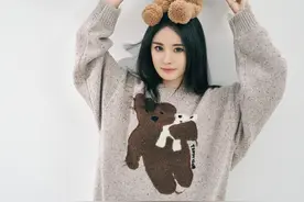 杨幂泰迪熊私服写真，毛绒造型慵懒又俏皮，酷女孩又上线啦图片