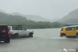 不走寻常路！81名游客自驾30多辆越野车“挑战渡河”结果…车友惊呼：完了完了图片