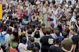 明星假装街头艺人，路边演唱却无人认出？这俩节目真敢玩图片