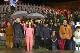 景甜范丞丞台上打伞引争议，释小龙与表演者同淋雨，网友：不合适图片