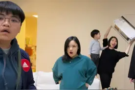 徐佳莹临盆在即与友聚会，挺孕肚搞怪拍照，素颜状态显憔悴图片