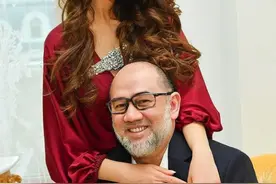 大马最美王后：靠美貌嫁给大24岁国王，7个月后和儿子一起被抛弃图片