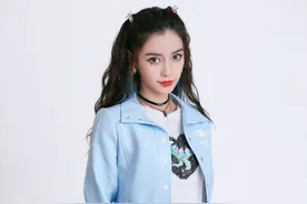 这条牛仔短裙真好看，显瘦又时尚，杨颖杨采钰穿得都很美图片