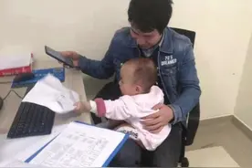 1岁小朋友独自一人做手术，醒来后大哭，医生这个动作让他瞬间安静图片